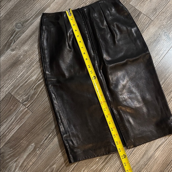 Danier leather skirt fitted soooooo smooth and soft hugs the body like new - Picture 11 of 11